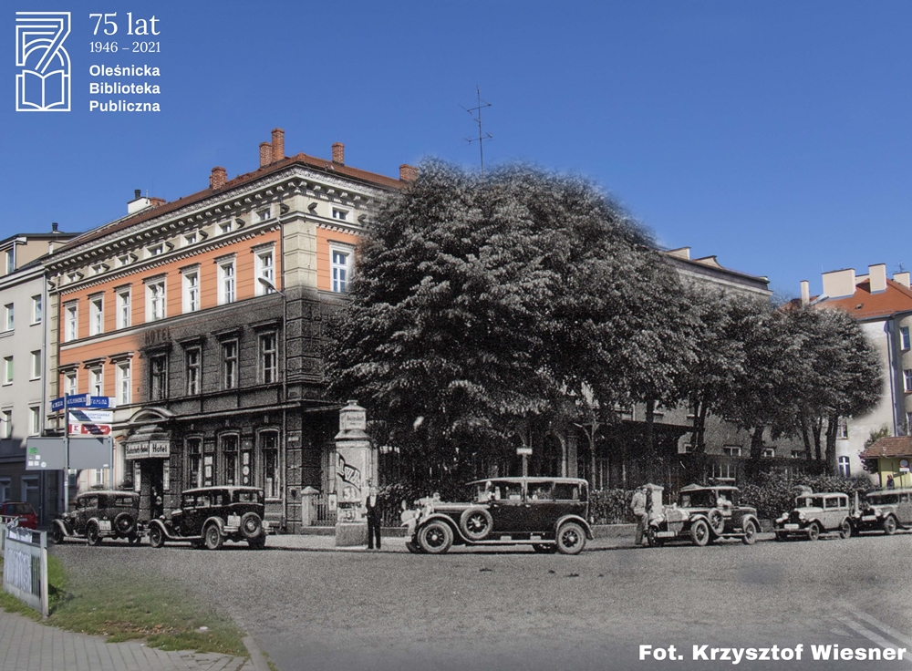 Fot. Hotel „Dworcowy” obecnie siedziba Oleśnickiej Biblioteki Publicznej im. Mikołaja Reja. Wydawca: Gustav Tonndorf, Oels, 1938 r. Kolaż pochodzi z kalendarza z 2019 roku wydanego przez Bibliotekę i Forum Kultury w Oleśnicy. Autorem współczesnej fotografii i kolażu jest oleśniczanin Krzysztof Wiesner. 